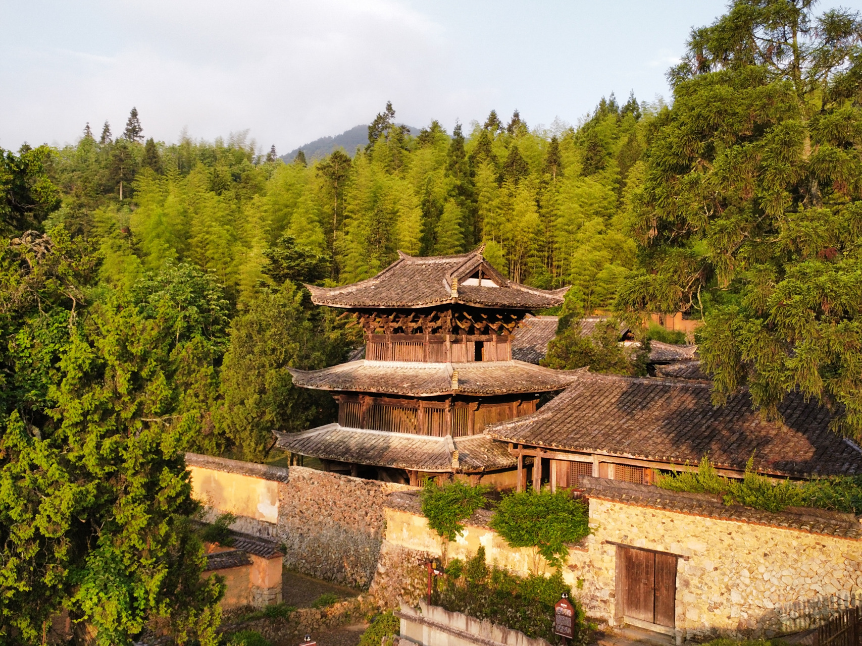 6) 位于浙江省丽水市景宁畲族自治县大漈乡西二村,海拔1000多米的白象