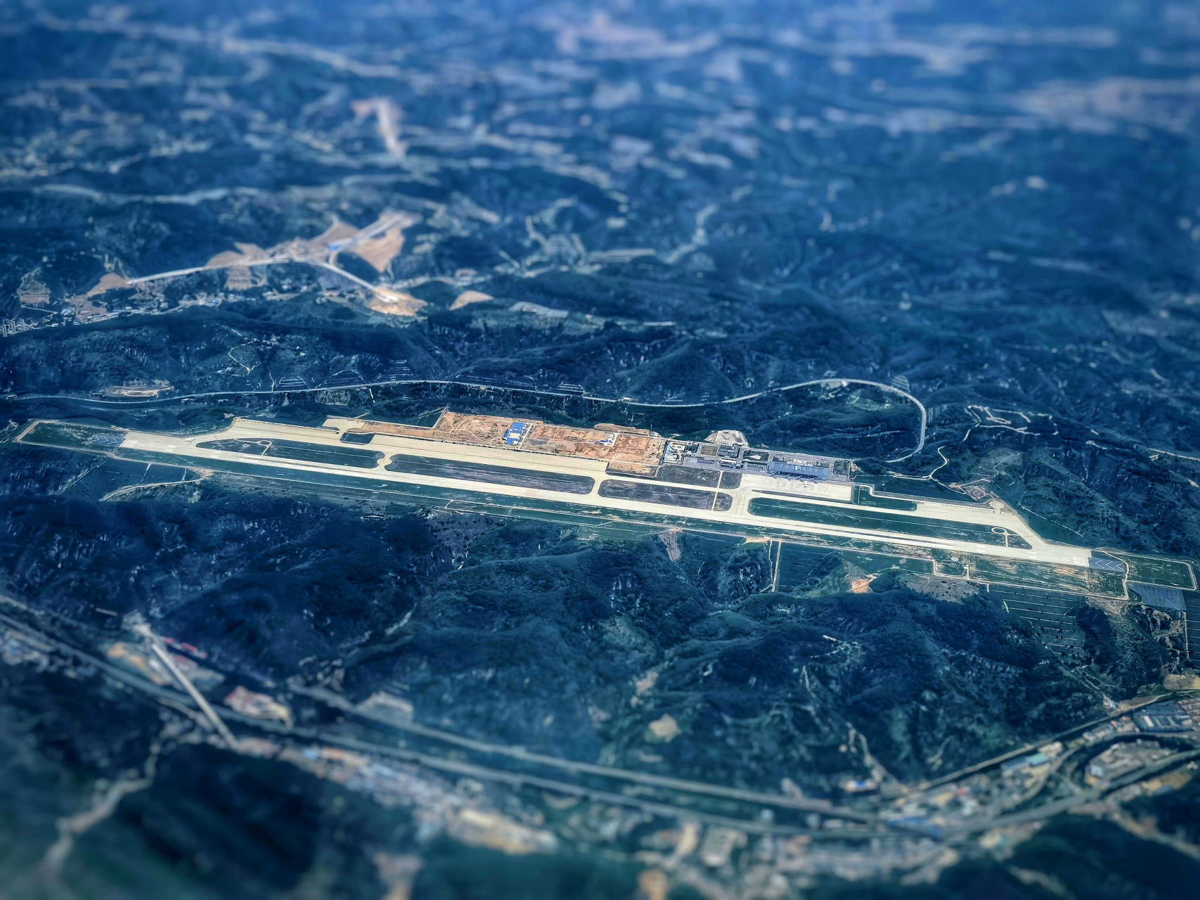 22) 网友空中俯瞰延安机场,非常清晰,跑道端头的飞机都可以看清!