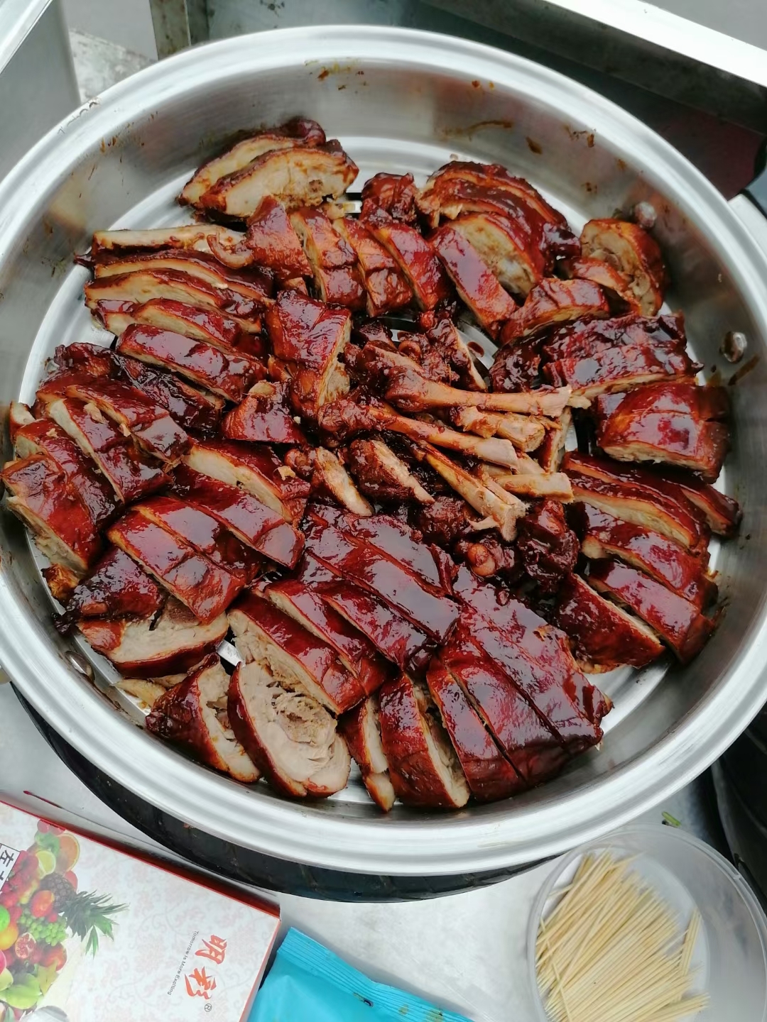 自己租房子的小区有个卖卤味的,名字叫卤味皇后,他们卖的鸡肝32块钱