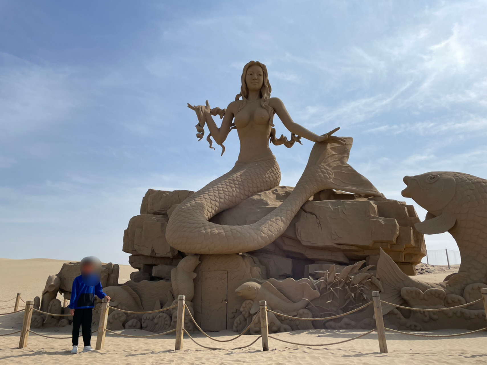 国庆沙湖沙雕园打卡. 天好蓝,风好大,美人鱼好高好高