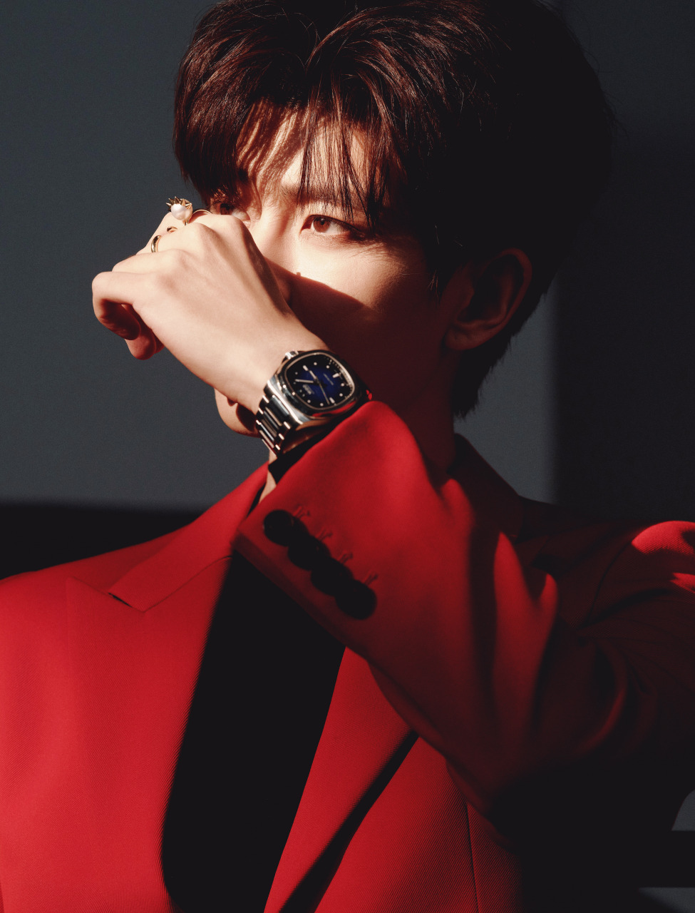 任嘉伦一身红色西装亮相,为寒冷的冬天注入了一抹炽热的色彩.