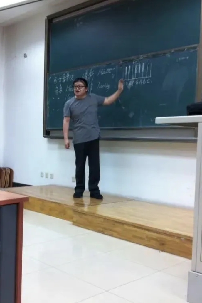著名歌手刘欢在讲台上讲课被学生拍下,他不但是音乐人,同时也是一位