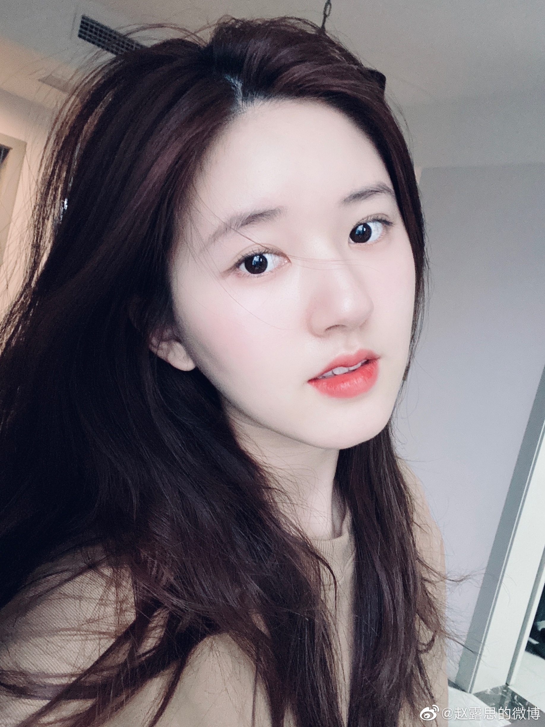 赵露思的自拍照展示了她独特的魅力与风格,她拥有清新自然的外表和