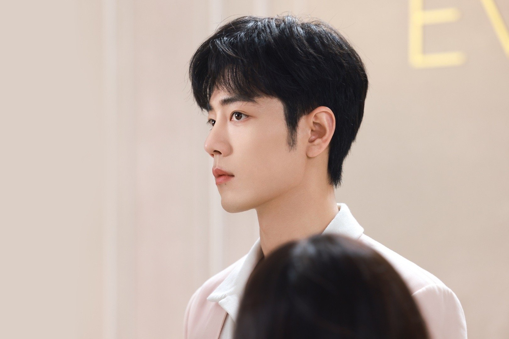 肖战粉色西装直播造型图,真的又帅了好几度呢.