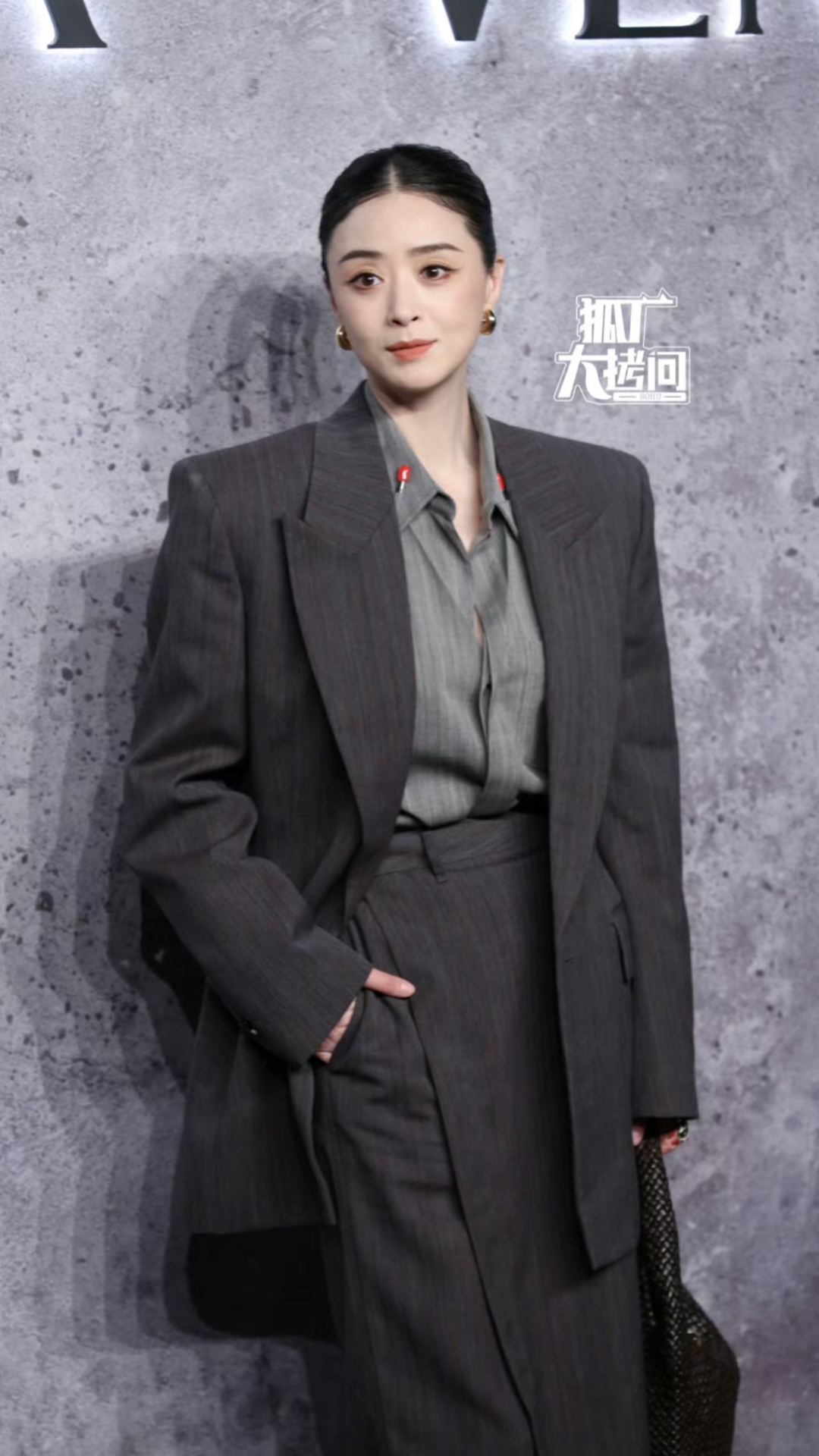 蒋欣参加活动生图,好有女王气质,灰色的衬衣搭配灰色的西装套装,气场