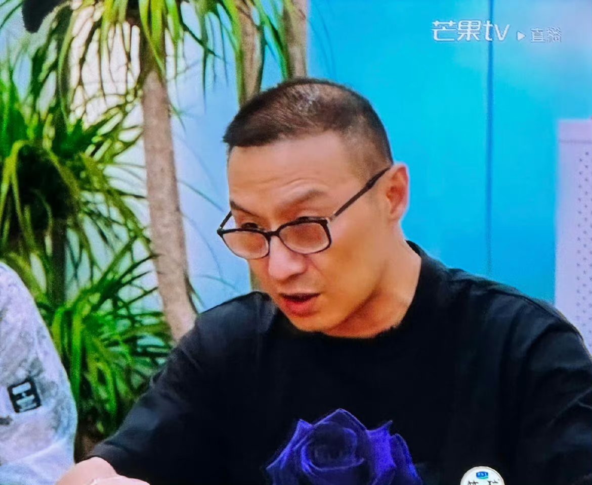 汪峰最近剃了头发,发量确很少,随着"汪峰头发"词条登上热搜,不少网友