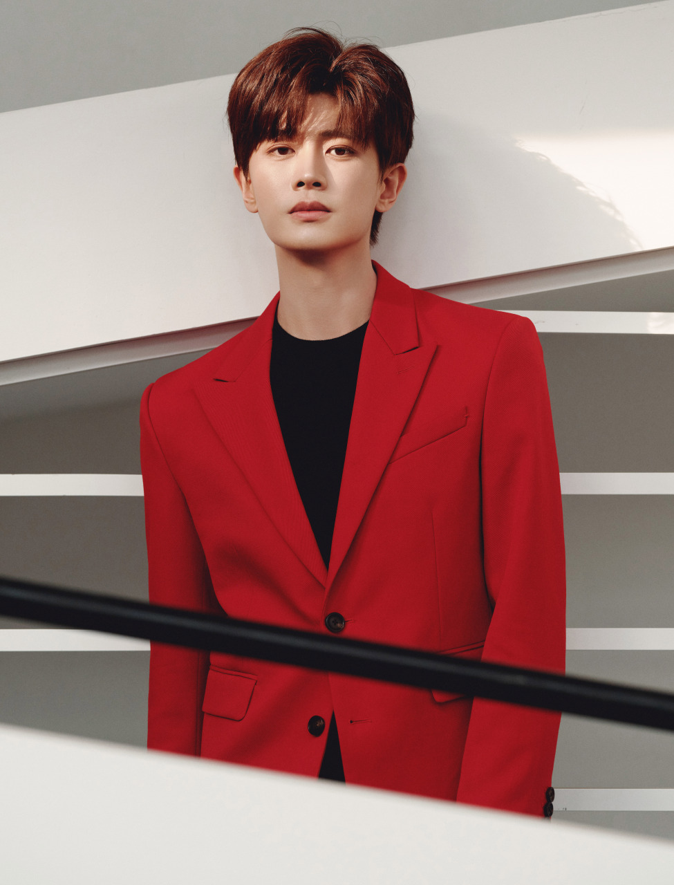 任嘉伦一身红色西装亮相,为寒冷的冬天注入了一抹炽热的色彩.