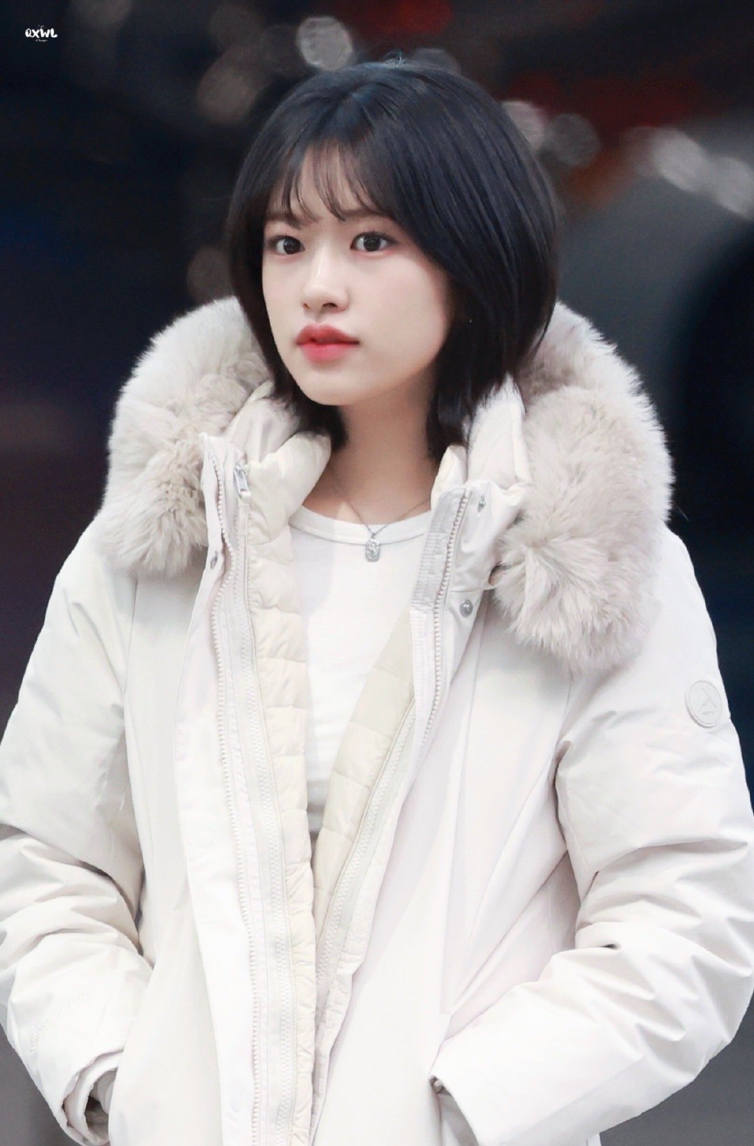 安宥真今日现身机场,一头短发搭配羽绒服,展现出干练的穿搭风格. 她身