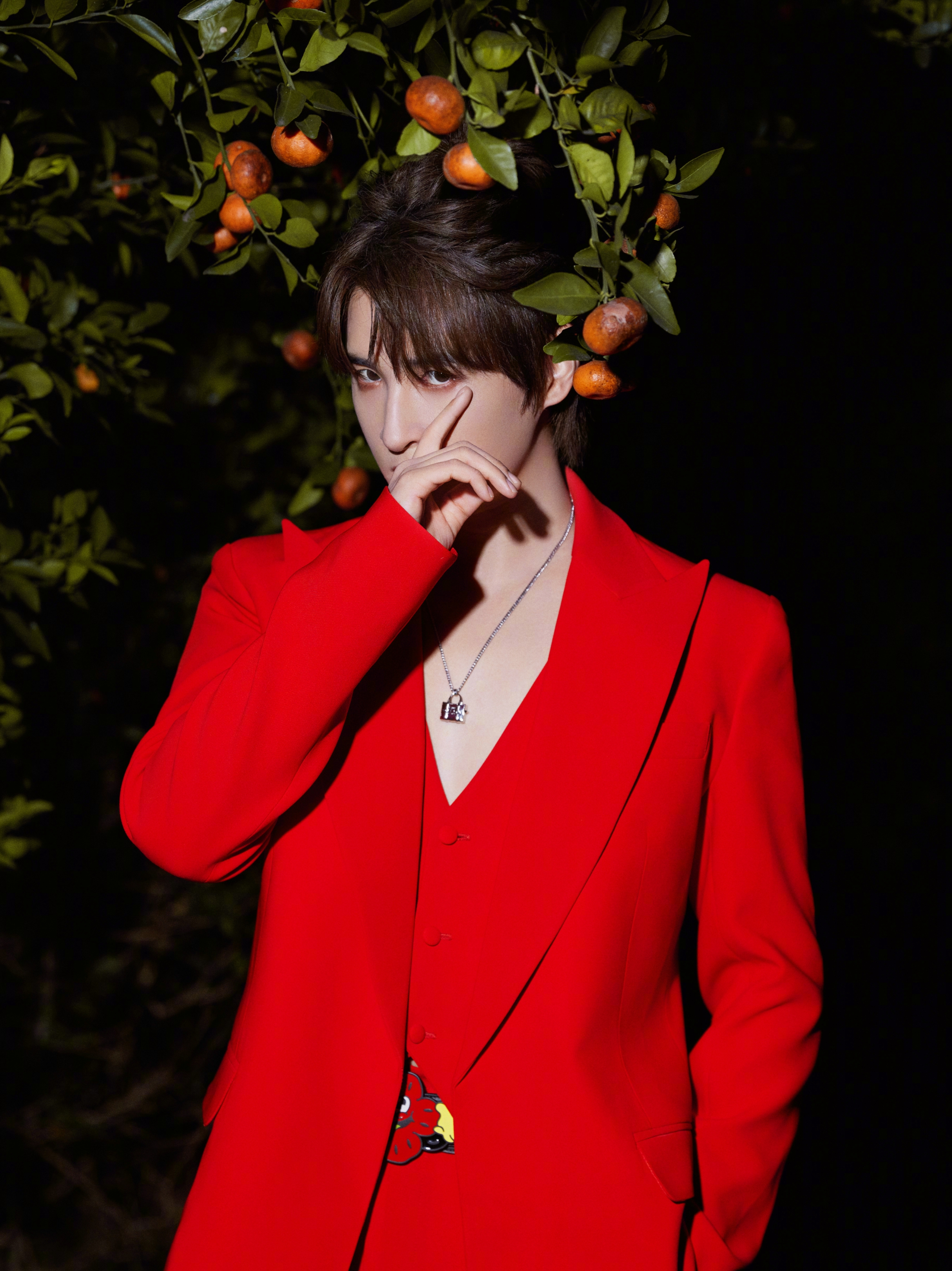 张远在湖南卫视跨年晚会上的红色西装造型确实让人印象深刻!