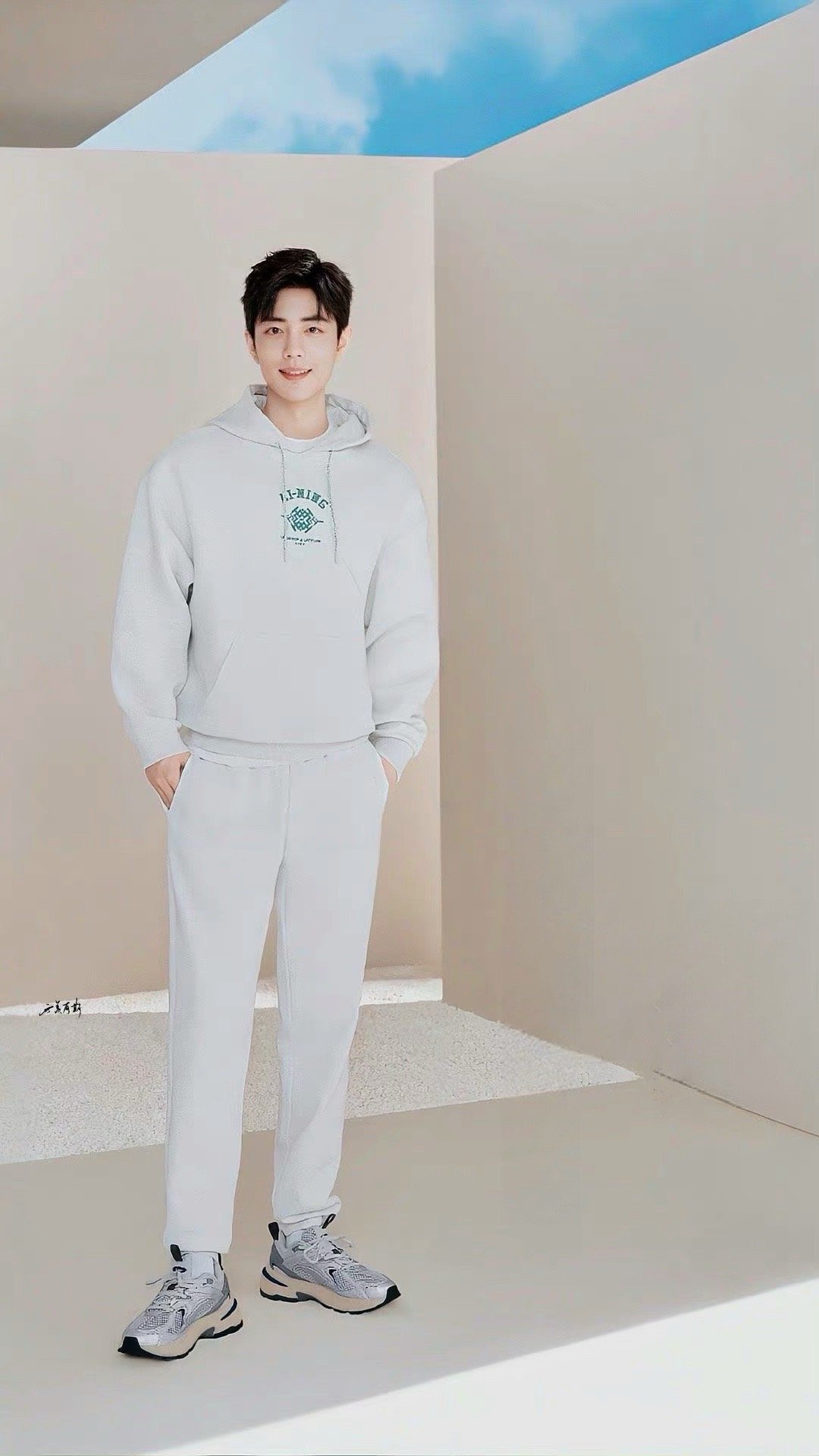 肖战身穿白色卫衣运动装的造型,真的让人眼前一亮