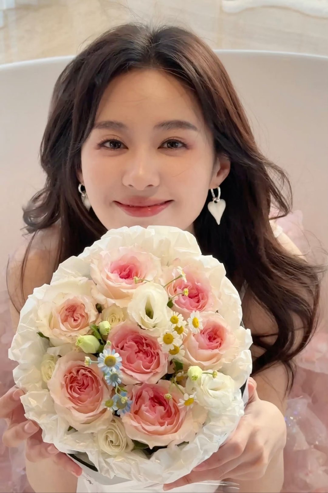 君主皇帝个人喜欢郑合惠子照片郑合惠子笑容图片大全美女明星手捧鲜花