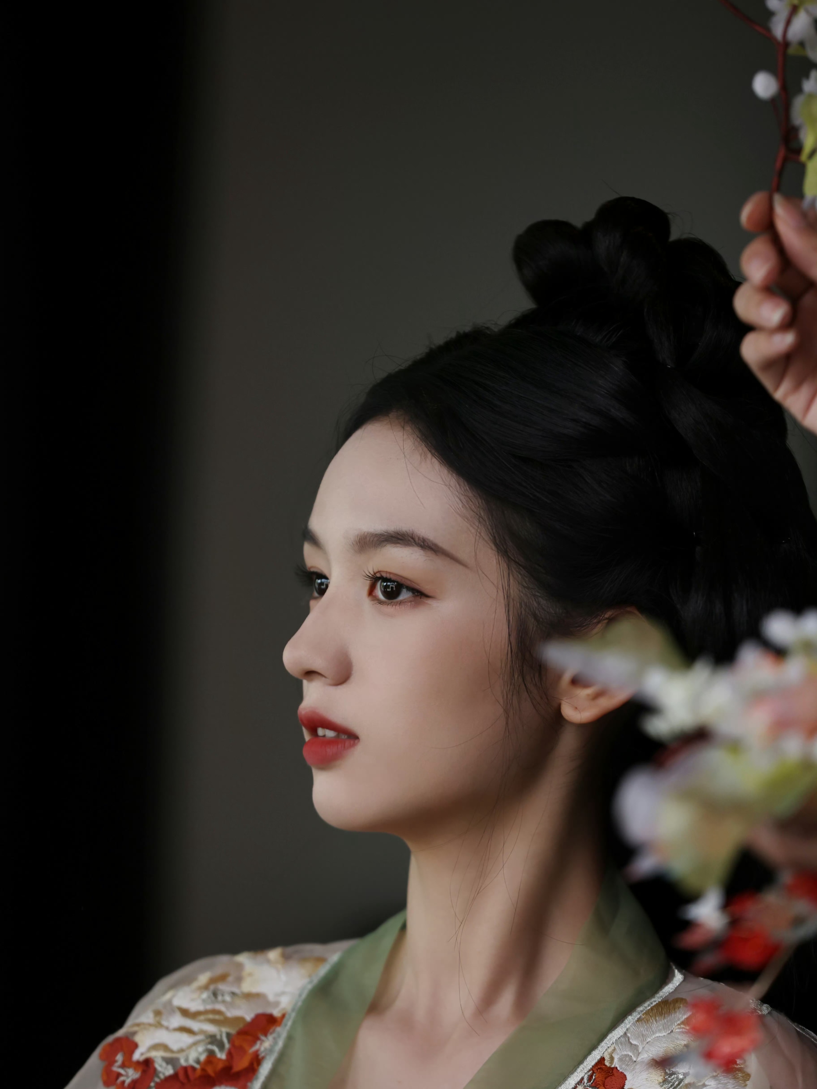 周也妥妥的清冷小白花,最新古风写真大片,光看脸就赢了!