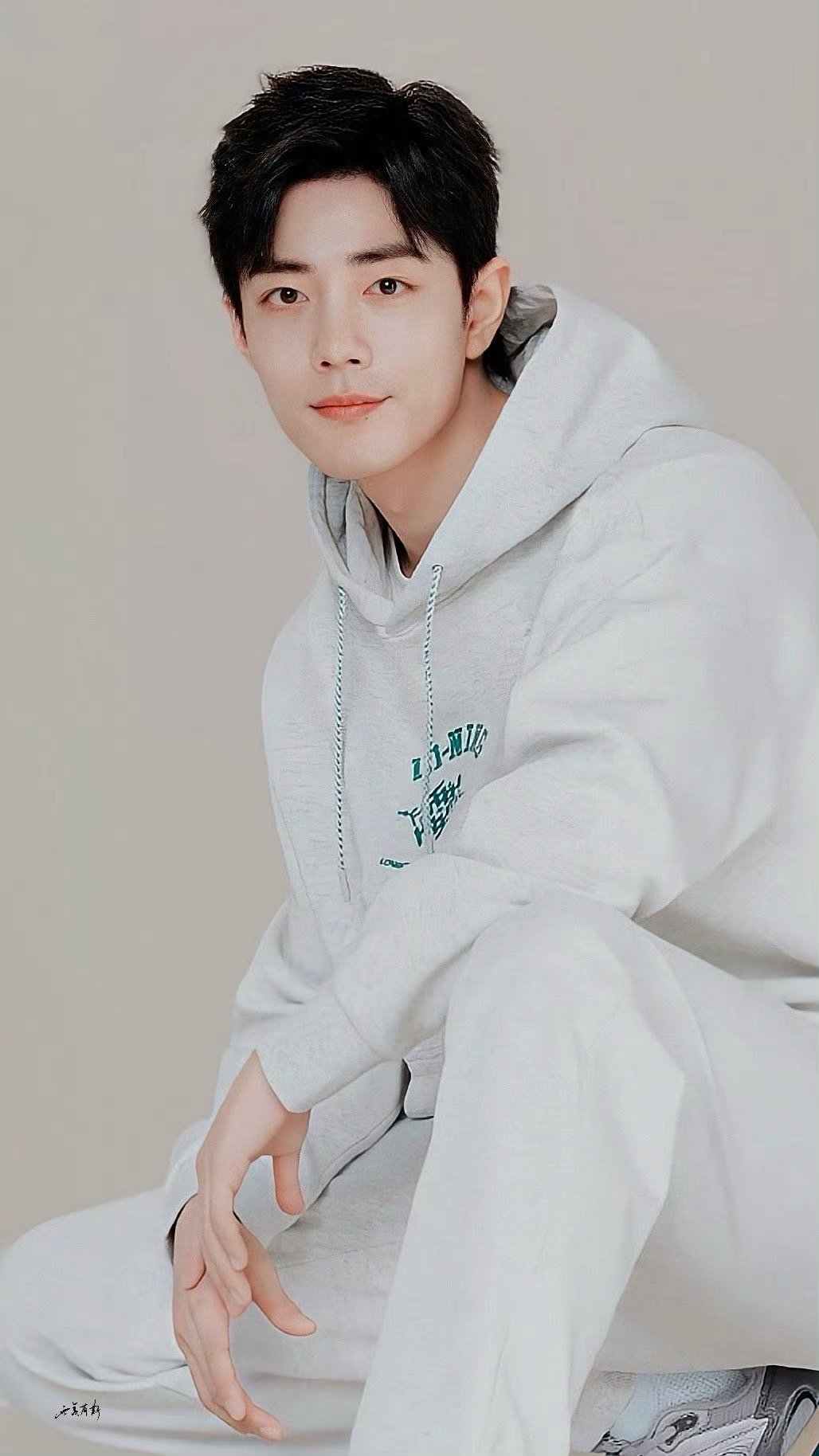 肖战身穿白色卫衣运动装的造型,真的让人眼前一亮
