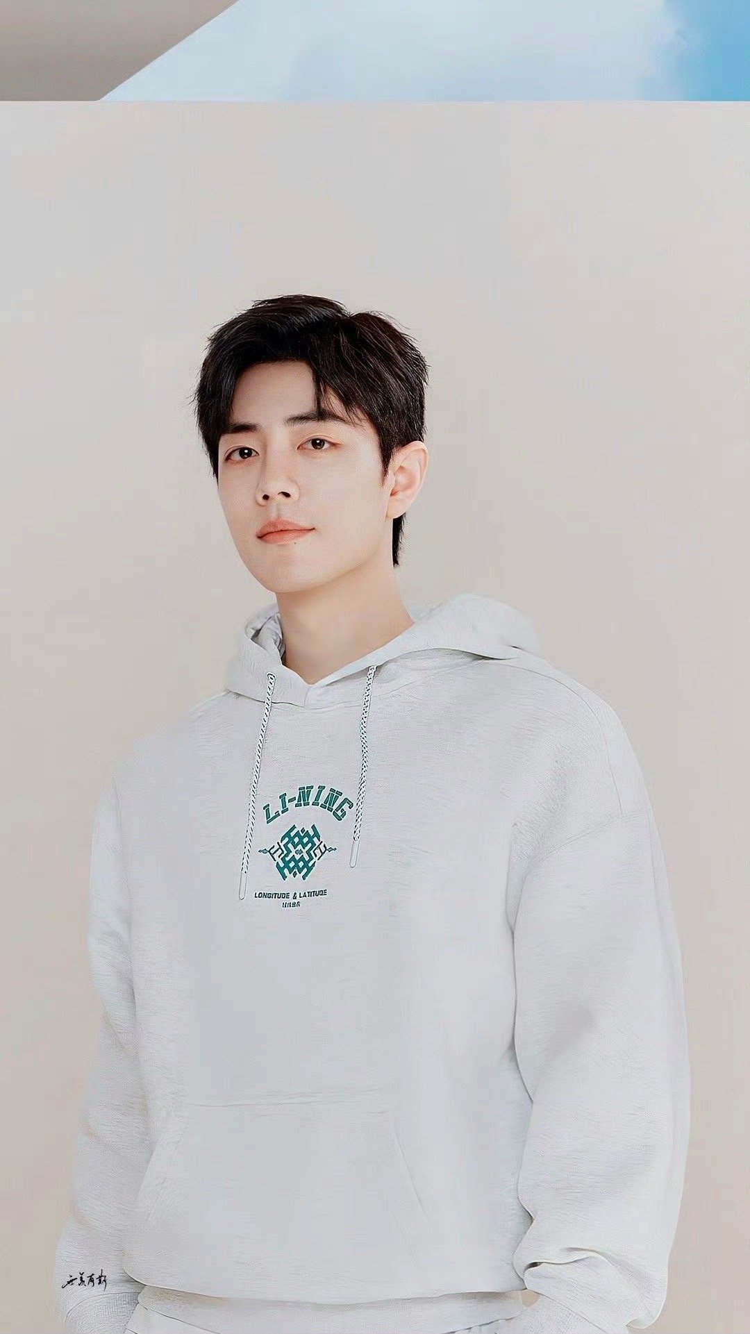 肖战身穿白色卫衣运动装的造型,真的让人眼前一亮