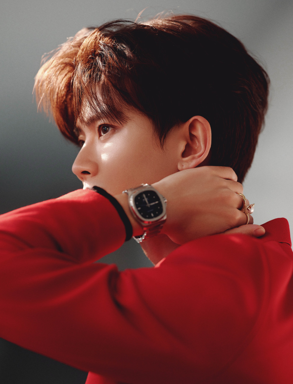 任嘉伦一身红色西装亮相,为寒冷的冬天注入了一抹炽热的色彩.