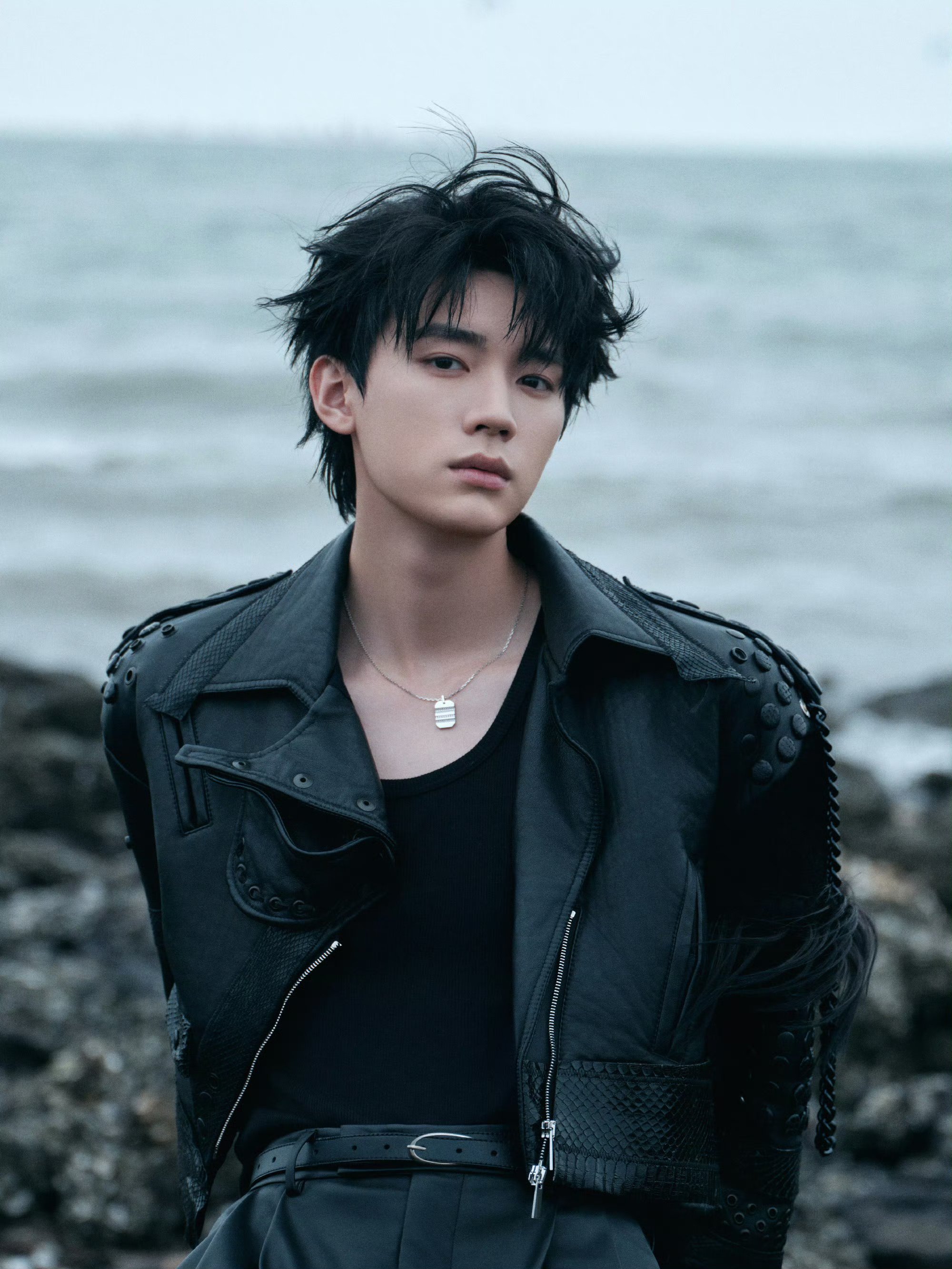 这种黑色皮质的服装给人一种冷酷,不羁的感觉,与周翊然的独特气质相