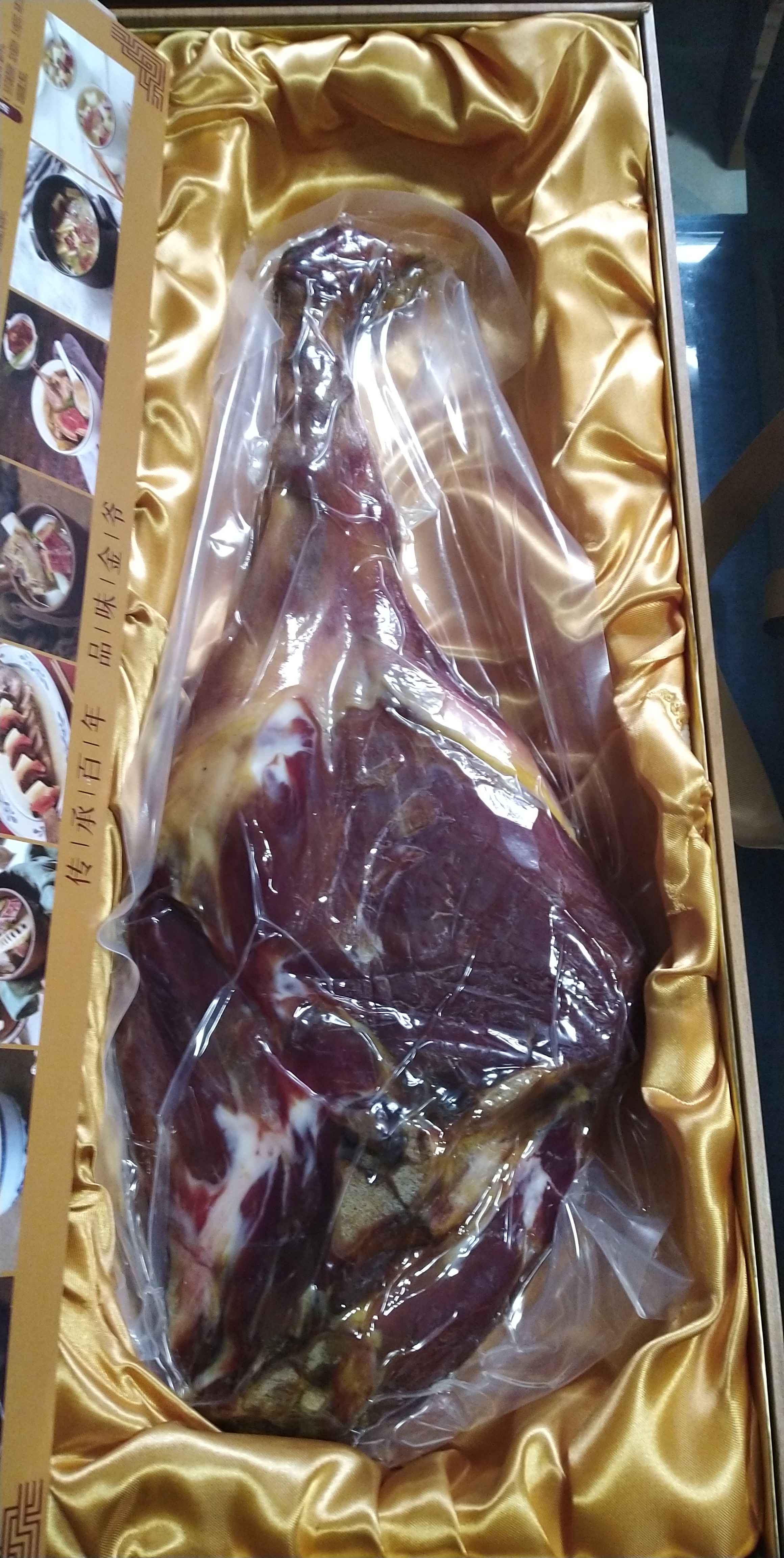 今天收到了女儿寄来的一整个新口味大火腿,(见下图)迫不及待的切煮