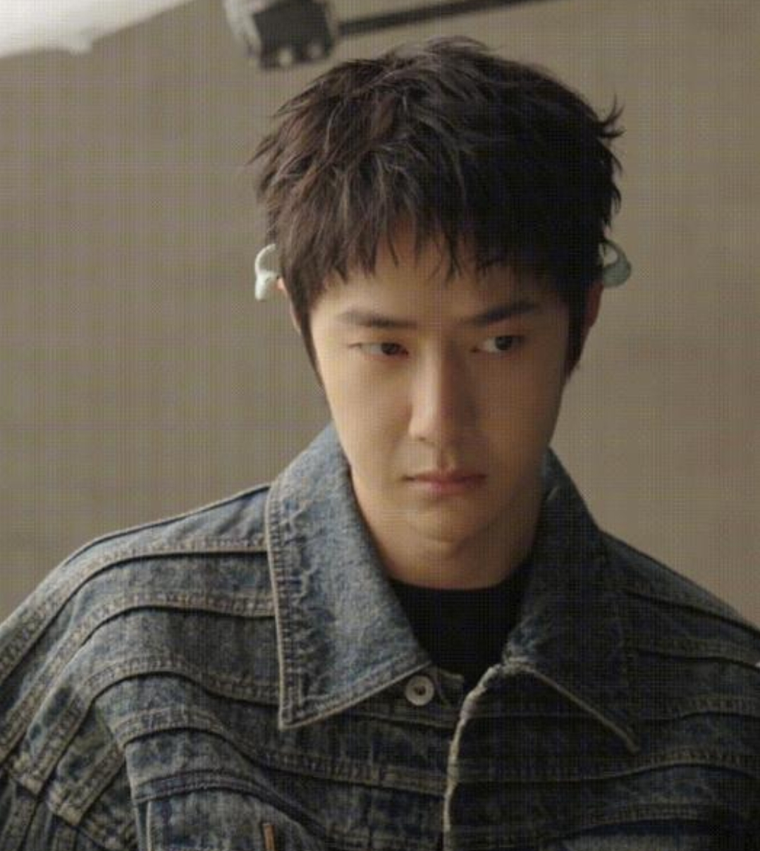 哈哈哈,原来这个耳机不是这样戴的啊,王一博解锁新的戴法