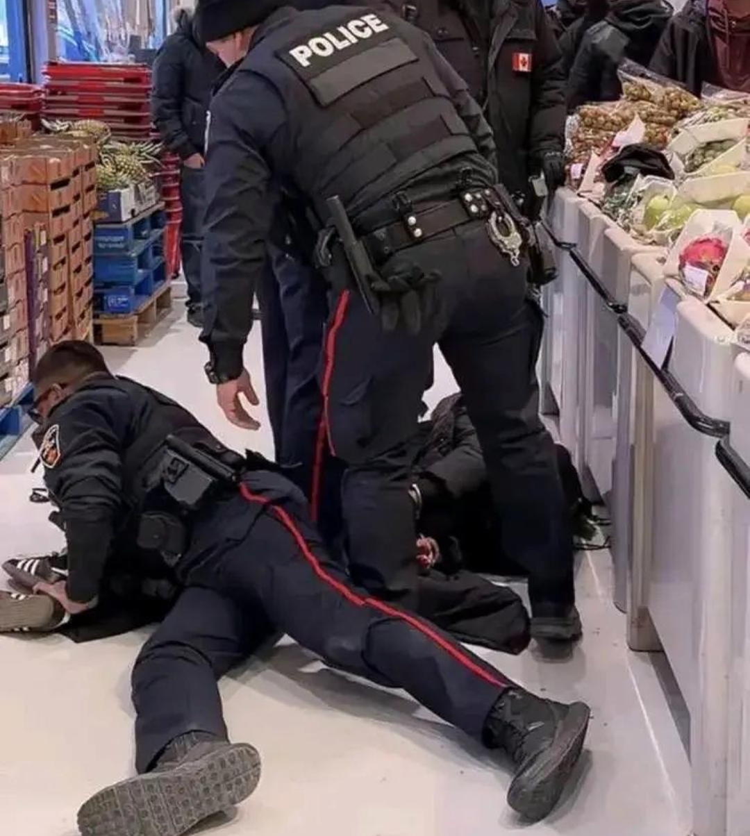 被一保安拦着这黑女人大喊你没权利拦我
