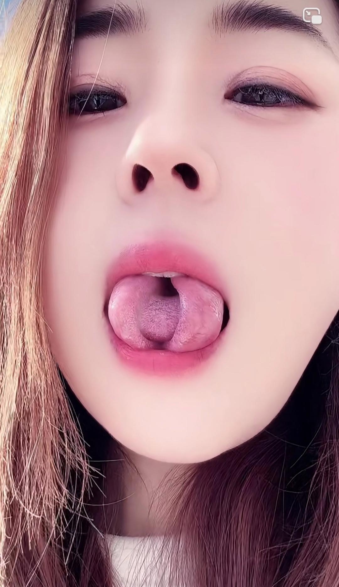 这要是谁娶了拥有这神奇舌头的她,那不得幸福到冒泡泡!