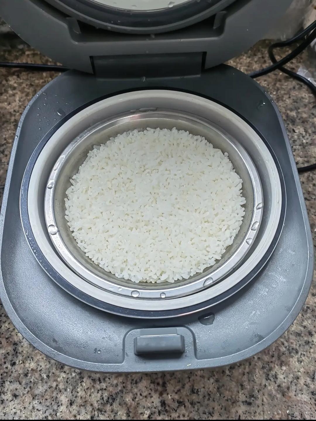 婆婆每天煮饭电饭煲里都要多放一个铁盆来煮饭,我中午真的受不了问