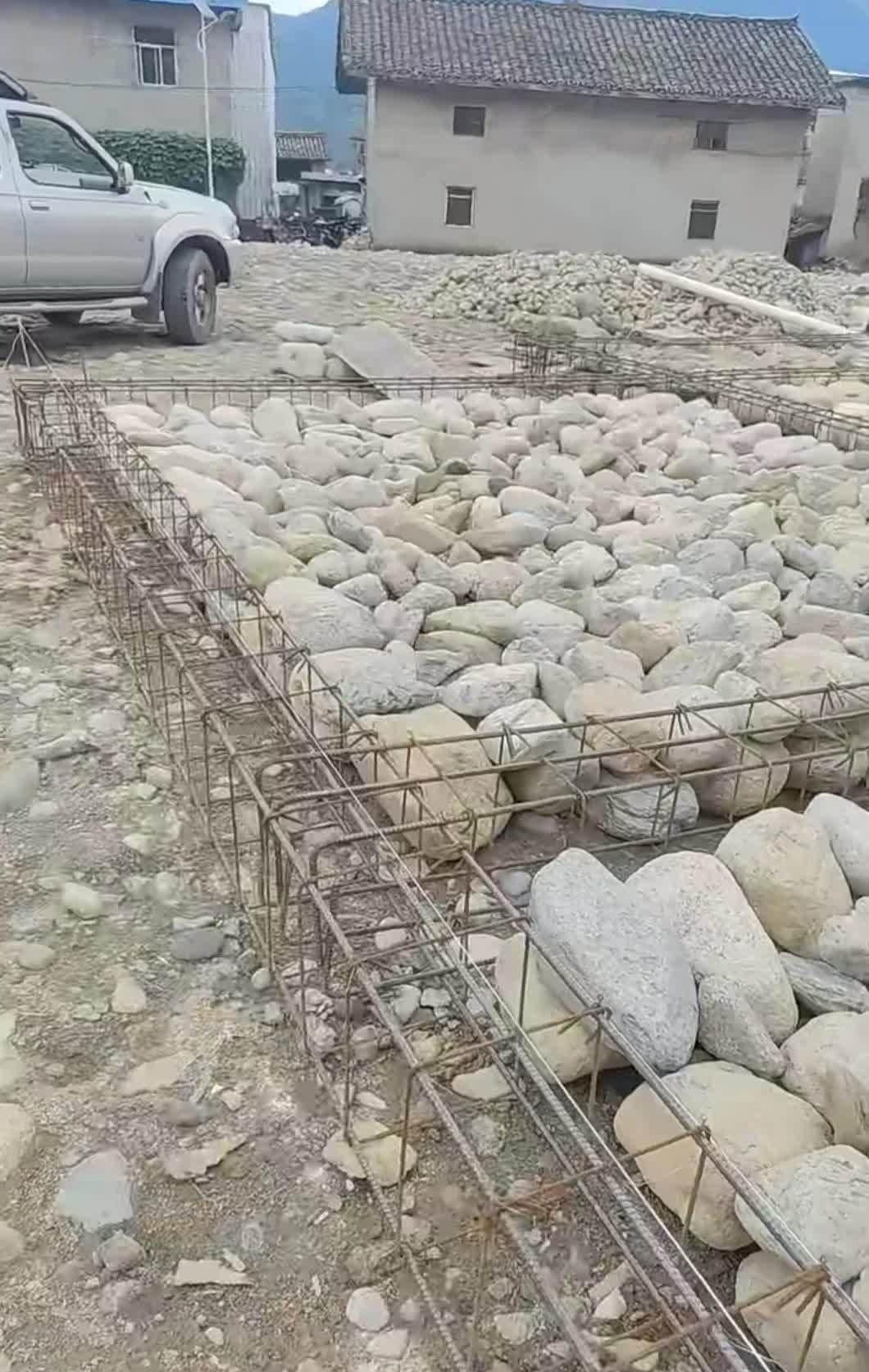 今天发小家在建地基我就走过去看一下,怎么搞的都是大石头这能行吗?