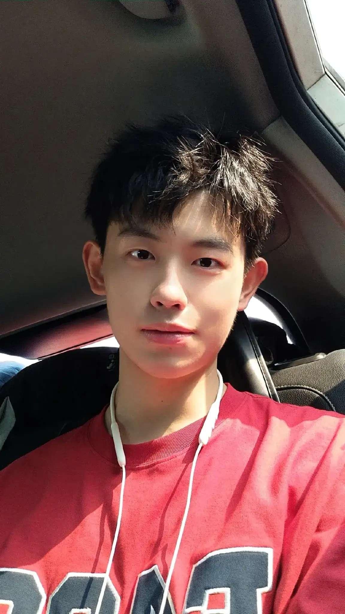 你的眼眸中,藏着一段故事,一丝红血丝揭示了你内心的柔软与脆弱