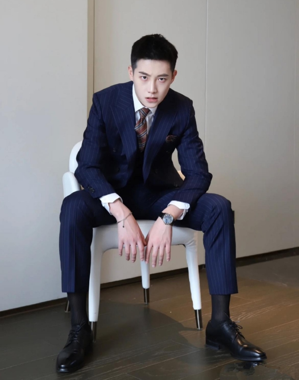 算不算禁欲系正装帅哥? 也喜欢这样的禁欲系正装帅哥,可我们许多人遇