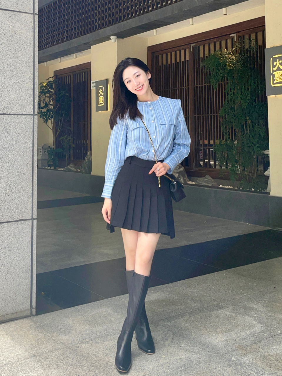 时尚穿搭分享91  今天来分享一位时尚达人的穿搭,她身穿蓝色衬衫