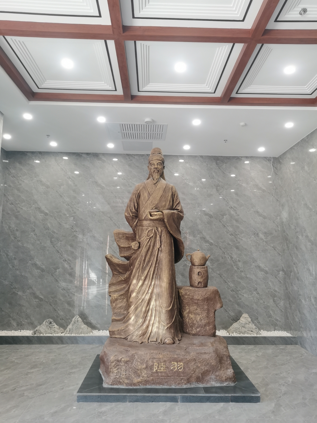 在高位,不咄咄逼人;处低位,不自等觉卑微