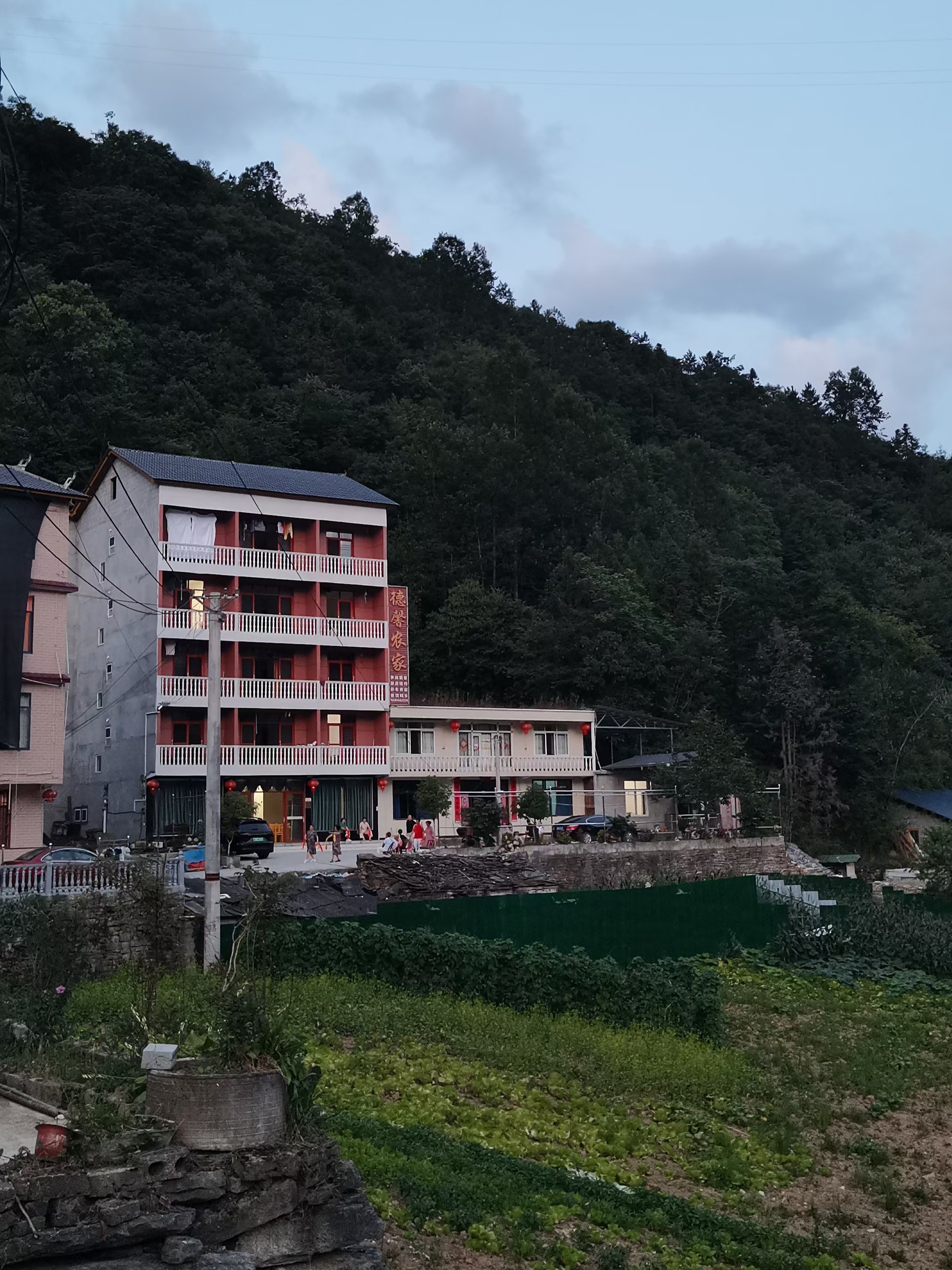 向百度网络的朋友们展现座落在恩施州建始县花坪村大山角下的民宿!