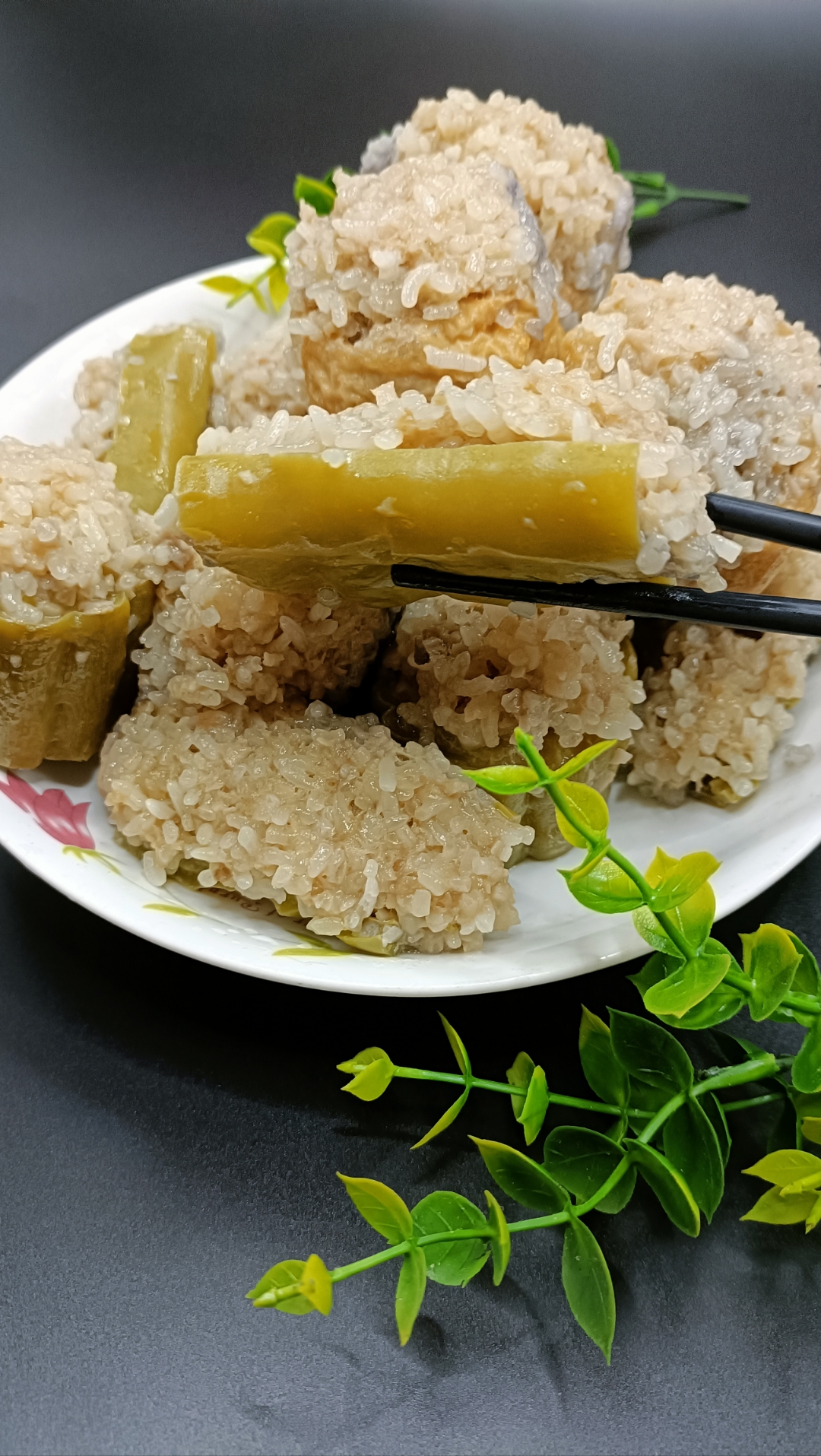 今天我要教大家一道来自广西的特色美食——豆腐酿