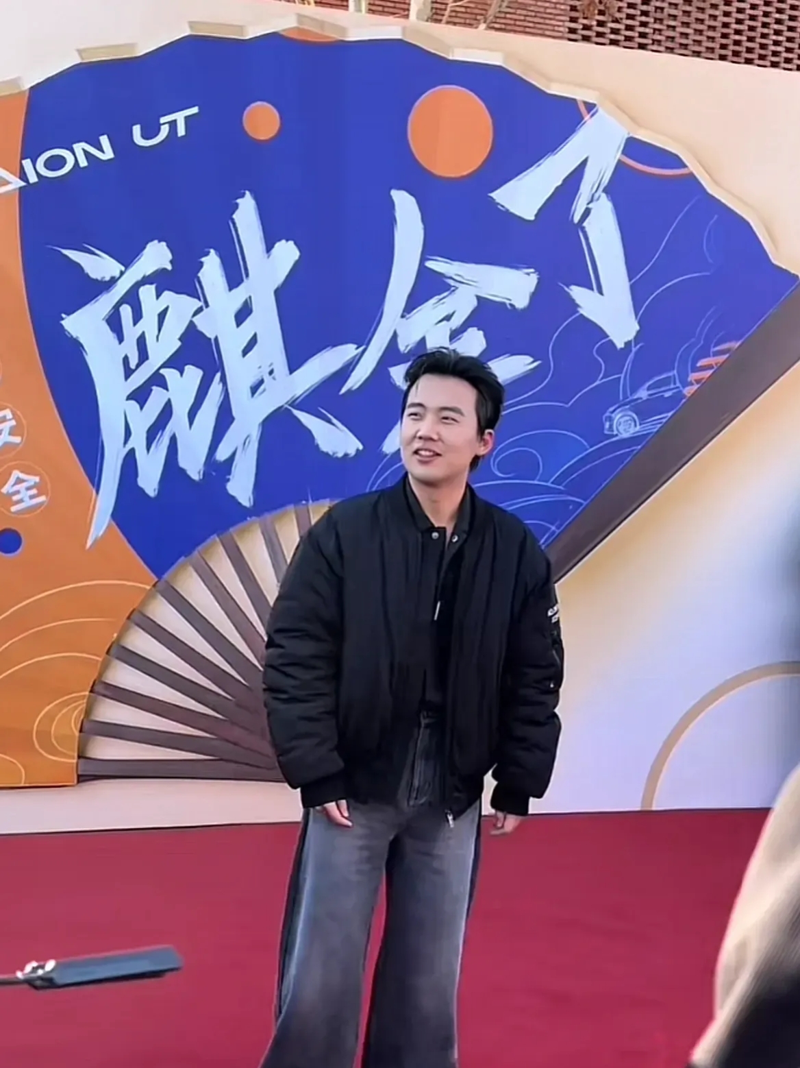 他的房间里有一面墙的大书柜里面满满的都是书因为郭德纲说过他