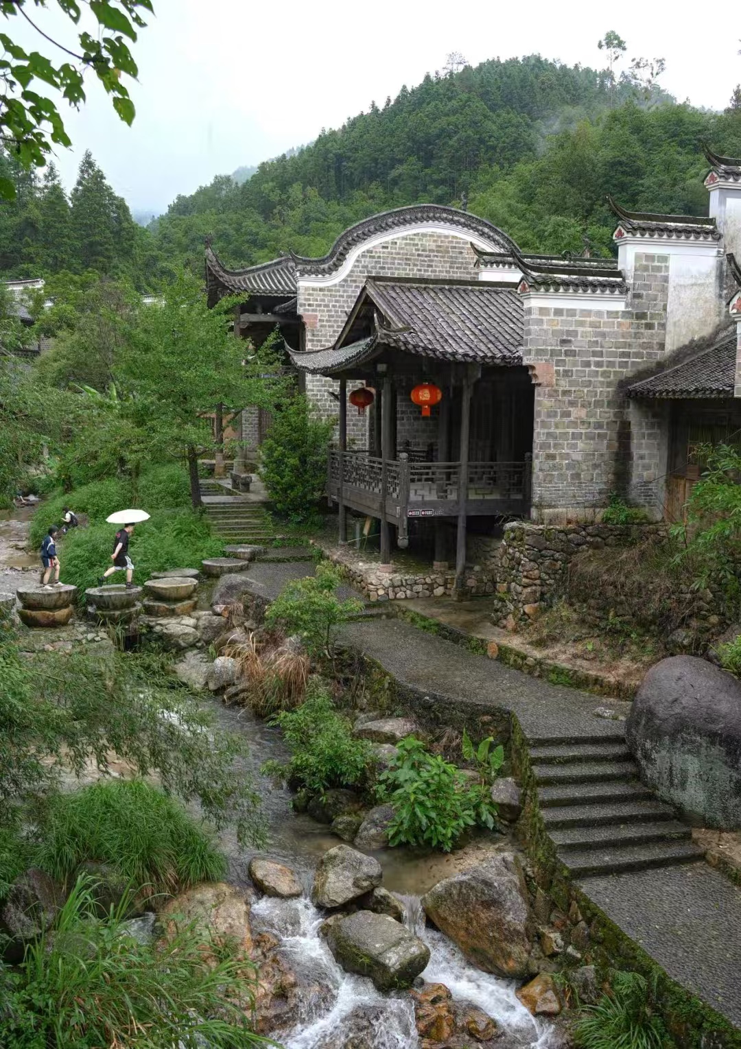这是一个有趣的旅游景点,老式的房屋,优美的环境