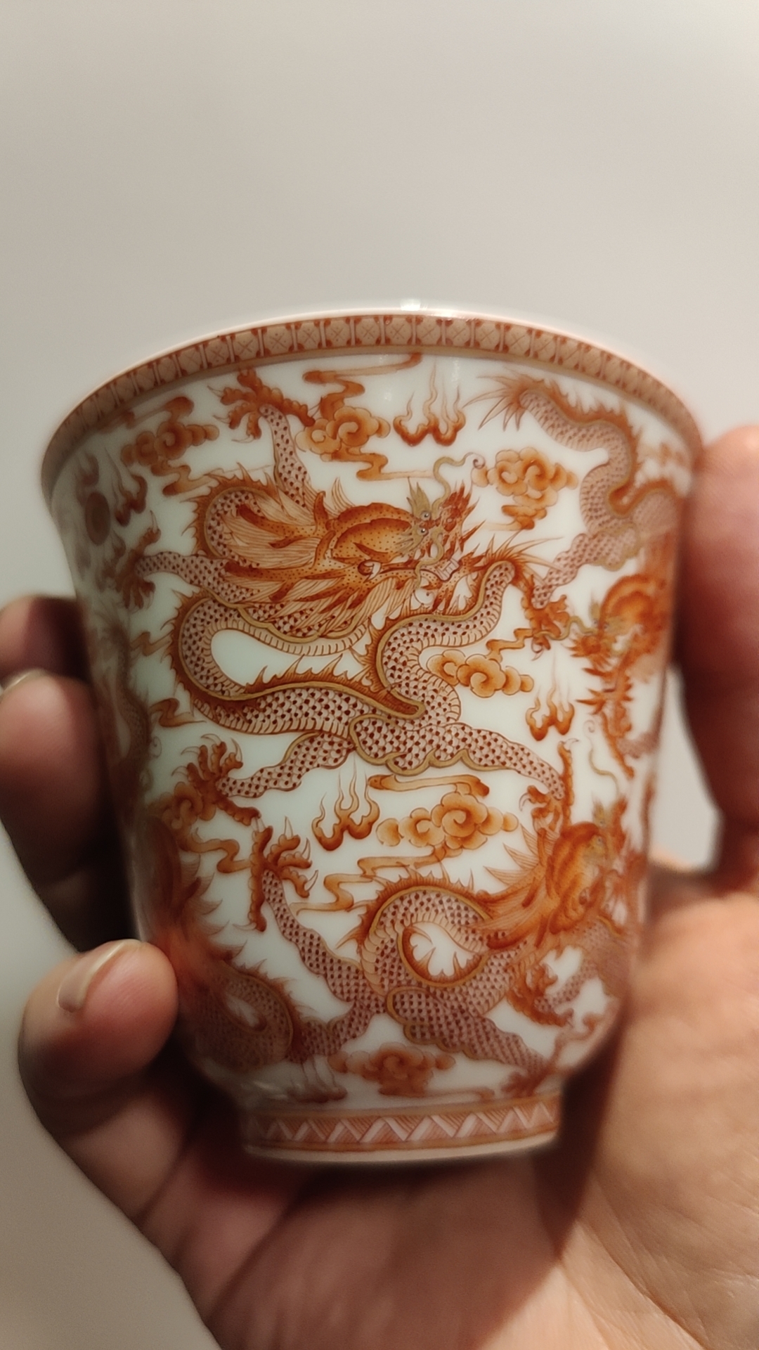 矾红描金九龙纹杯 手握古风杯,品味千年瓷韵.