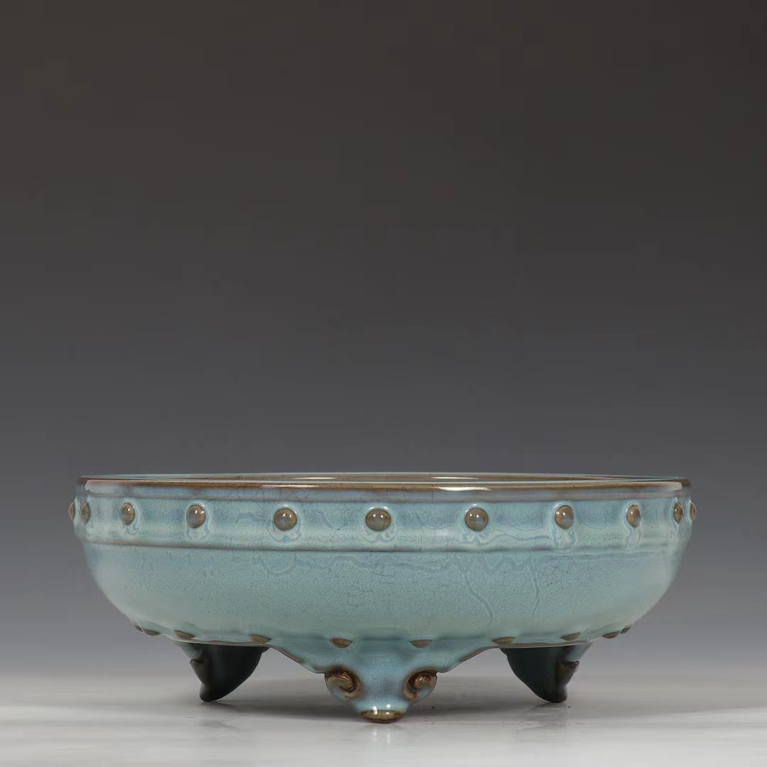 旧藏钧窑天蓝釉鼓钉三足洗 尺寸:高9.5公分 直径25公分