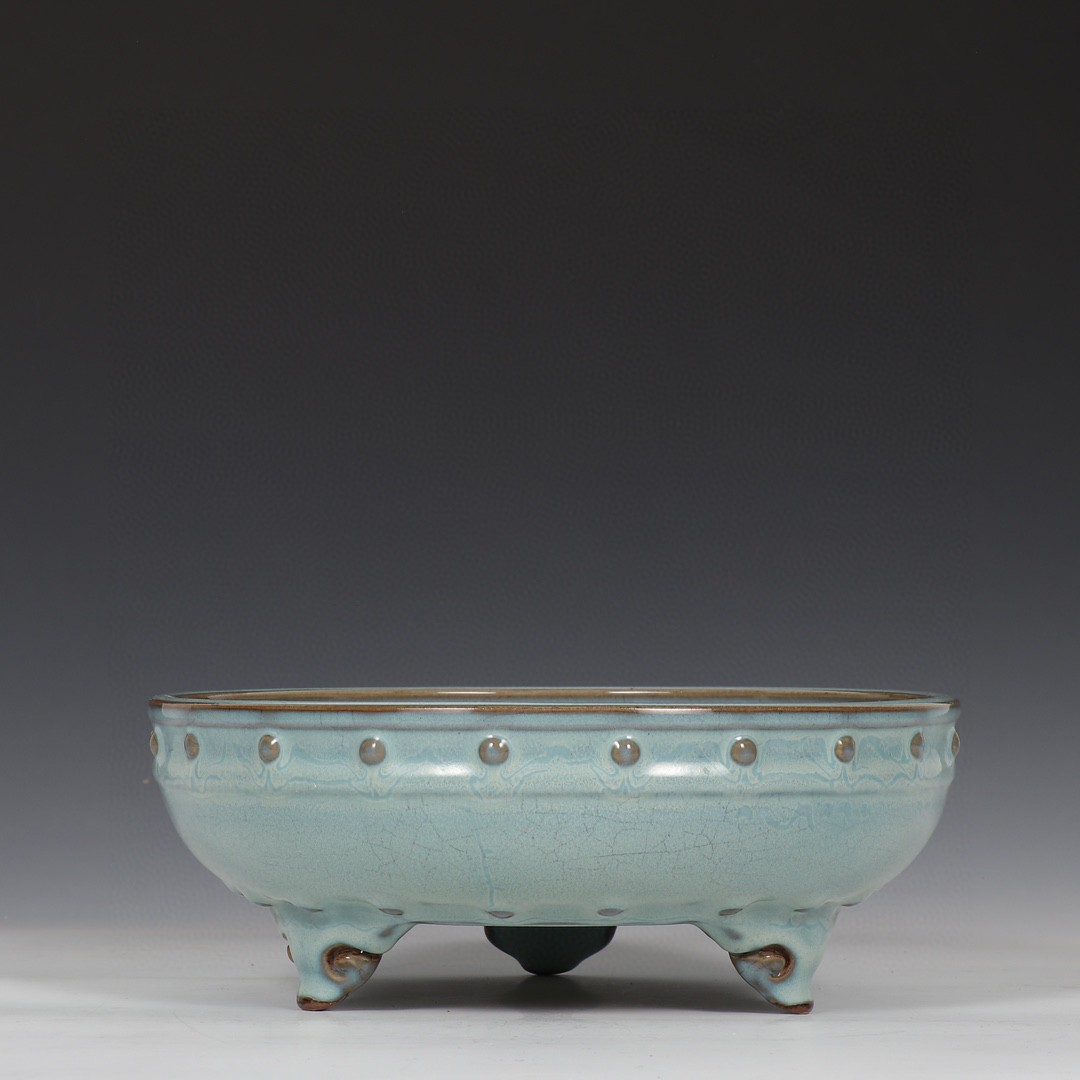 钧窑天蓝釉鼓钉三足洗 规格:高9.5公分 口径25.2公分