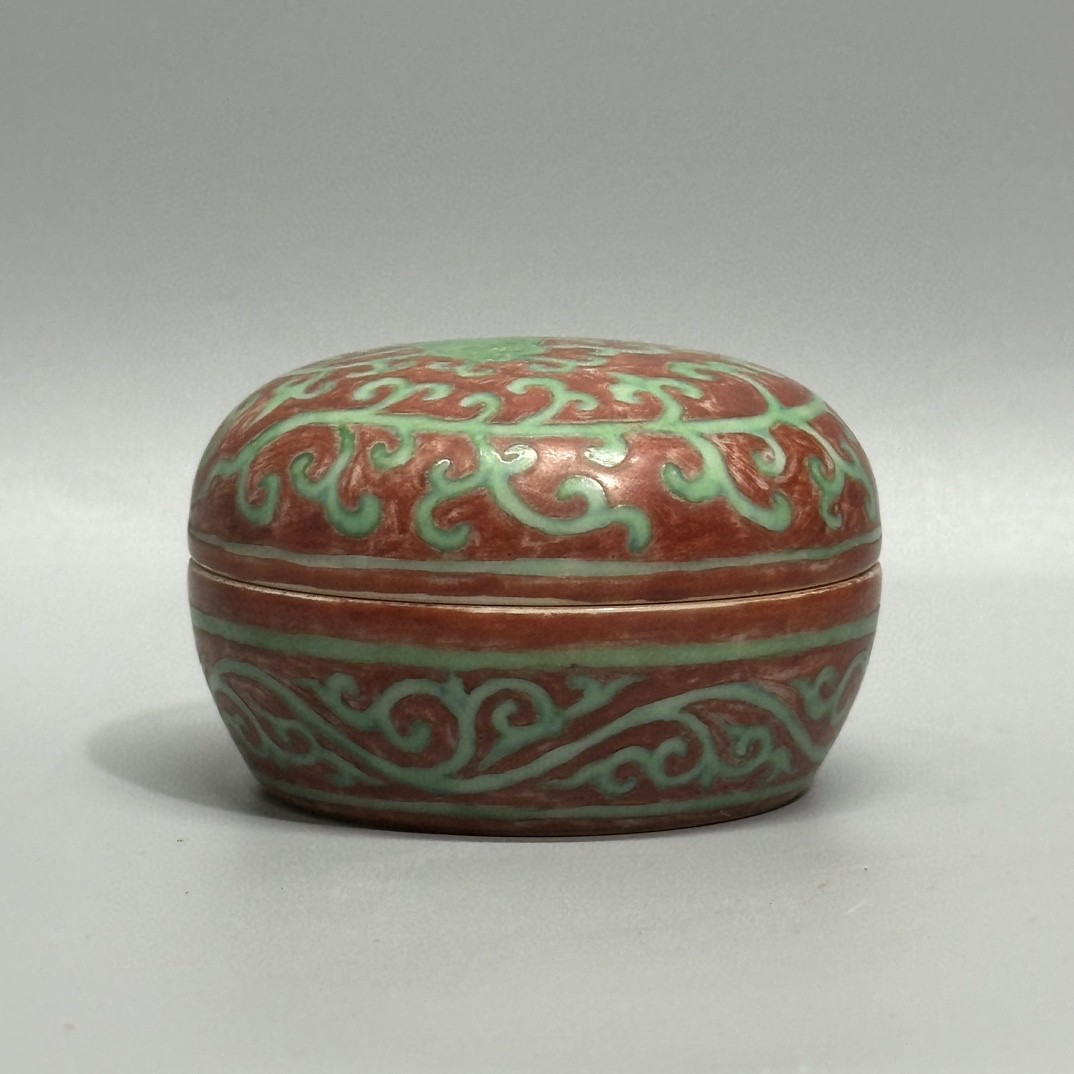 绿地红彩缠枝灵芝纹盖盒 直径8.5,高5公分