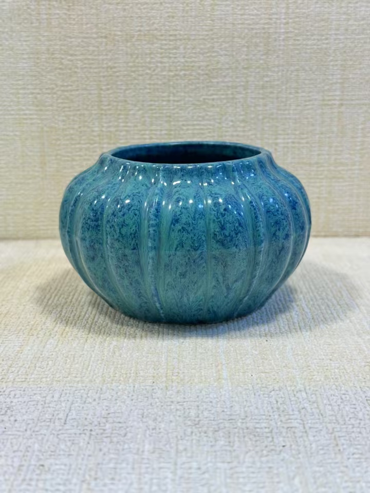 炉钧釉瓜棱水盂 这小蓝花瓶放在我家桌子上,美翻了!