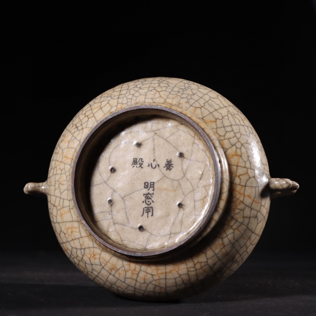 旧藏哥窑"养心殿"鱼耳炉 高8.6cm宽15.