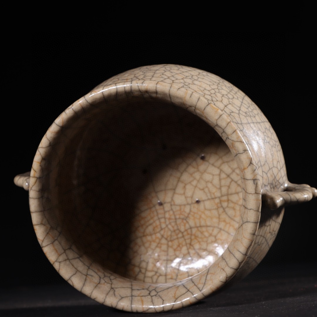 旧藏哥窑"养心殿"鱼耳炉 高8.6cm宽15.