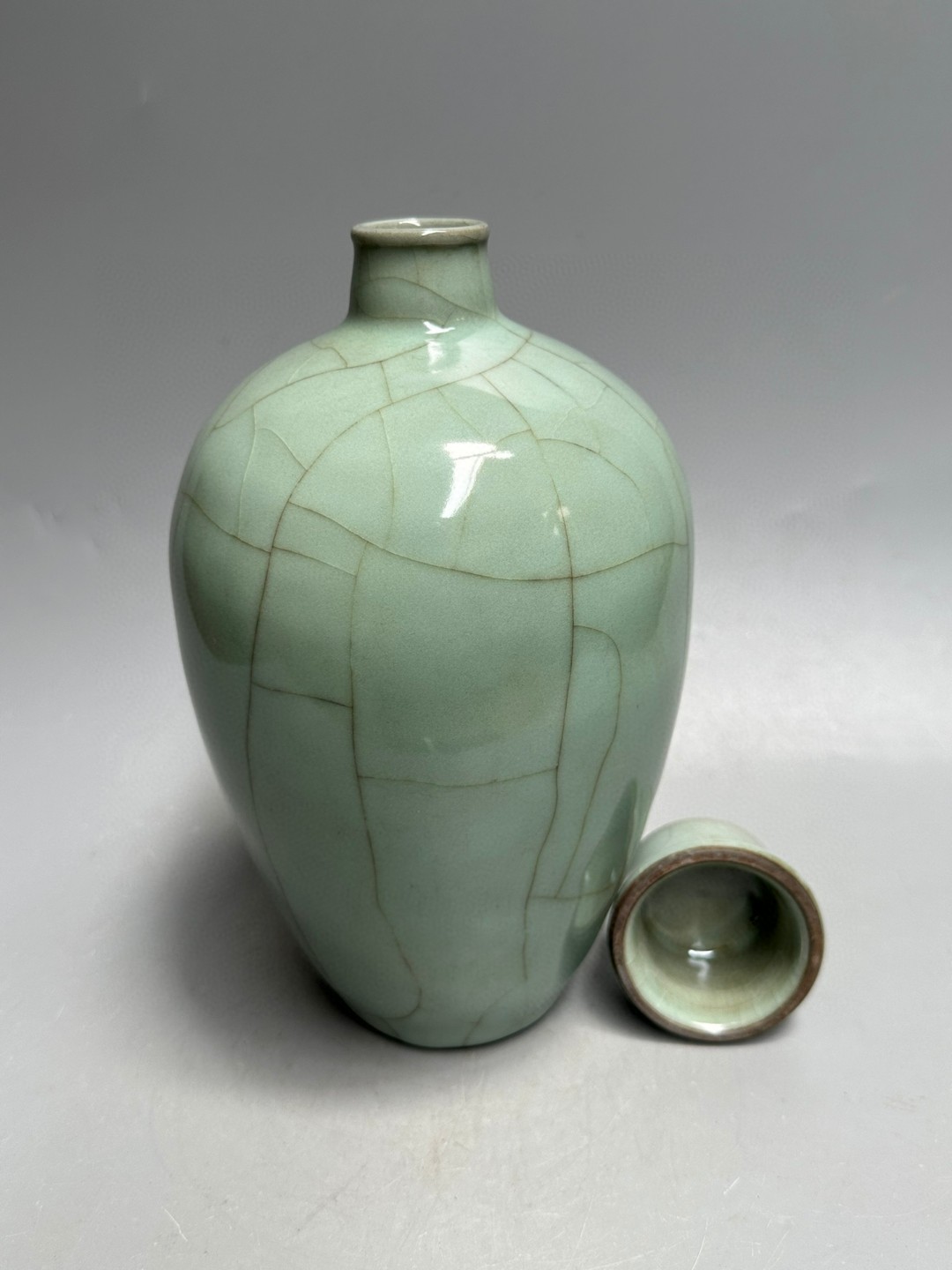 官窑粉青釉带盖梅瓶"御题" 高24.6厘米,口3.5厘米,肚径14厘米