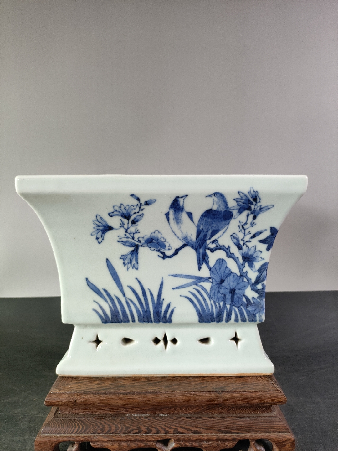 青花花鸟纹花盆 这花盆也太可爱了吧,适合放在窗台上,每天都能看到