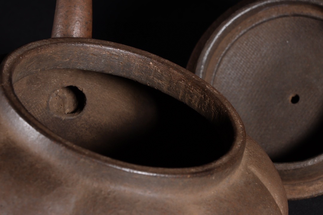 瓜菱壶紫砂壶 款识:徐友泉 明代 高 12.5×21.8cm
