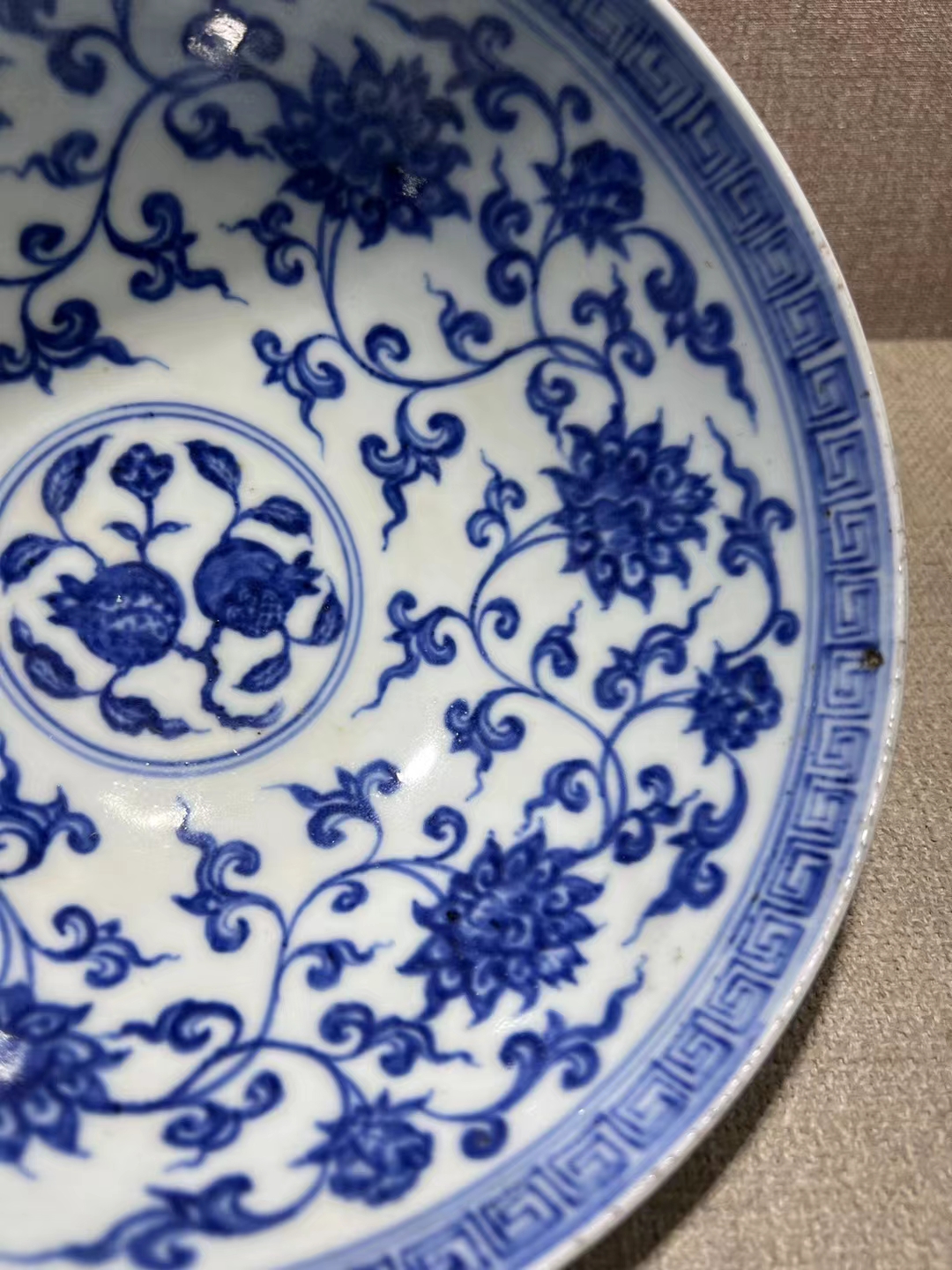 青花缠枝莲纹碗 高10.5口径21.5,全品完整