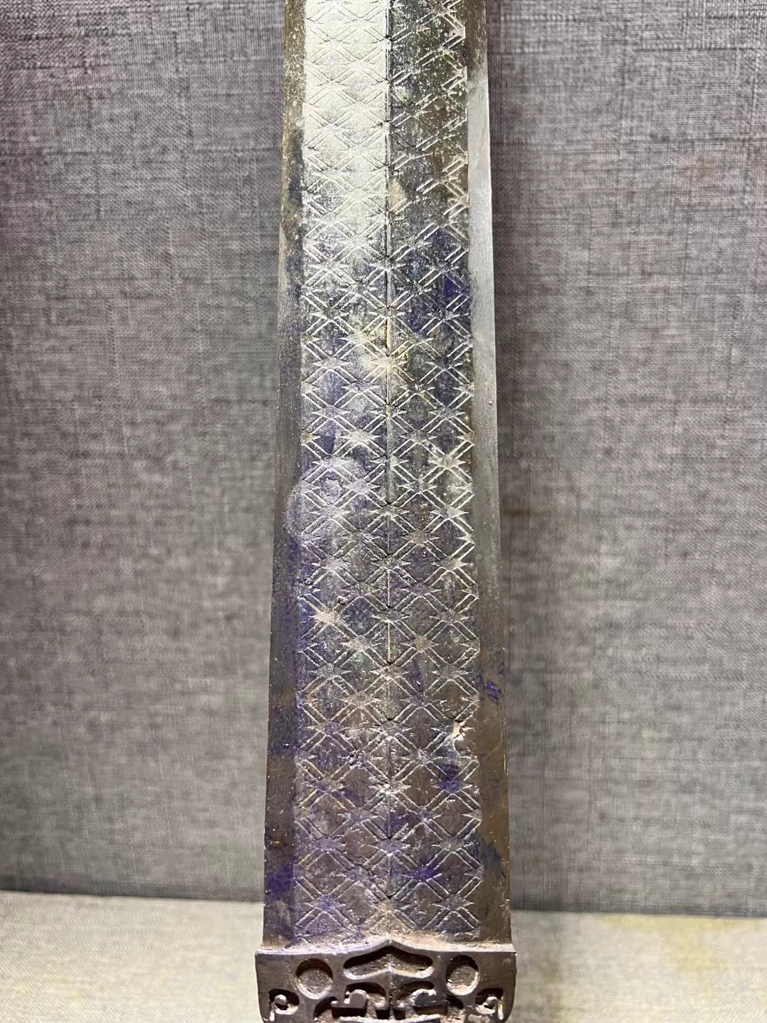 青铜剑 这把古剑,历经岁月洗礼,依然锋利如初,静静地立在墙边,散发着