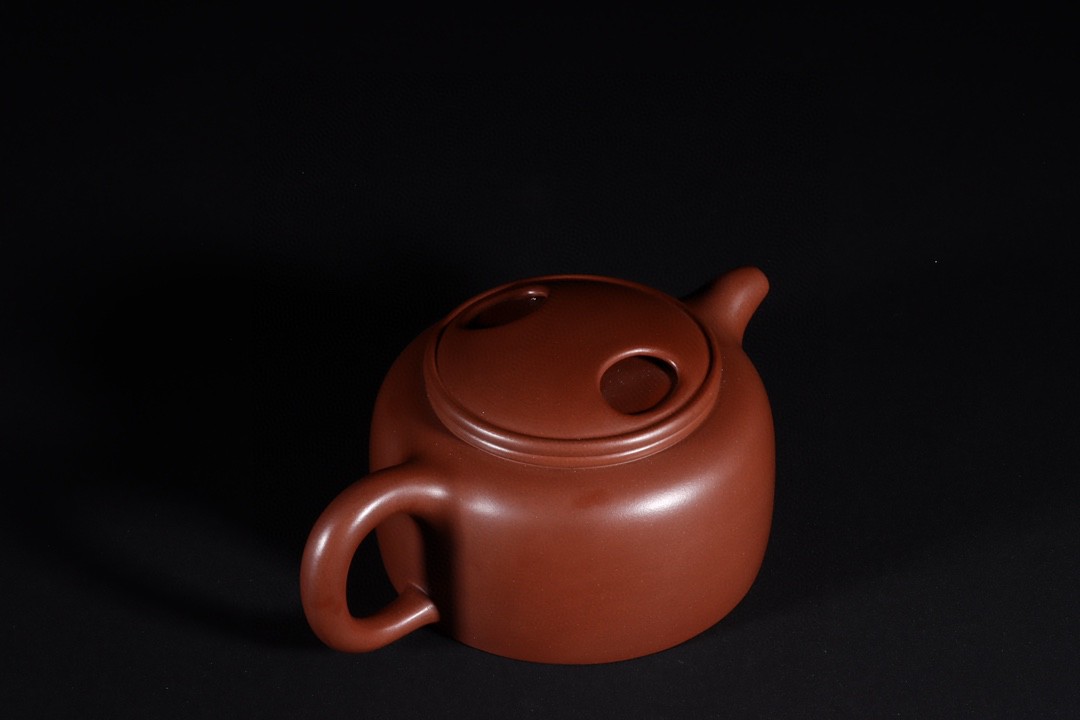 牛盖井栏紫砂壶 款识:顾景舟 近现代 高 7×16cm