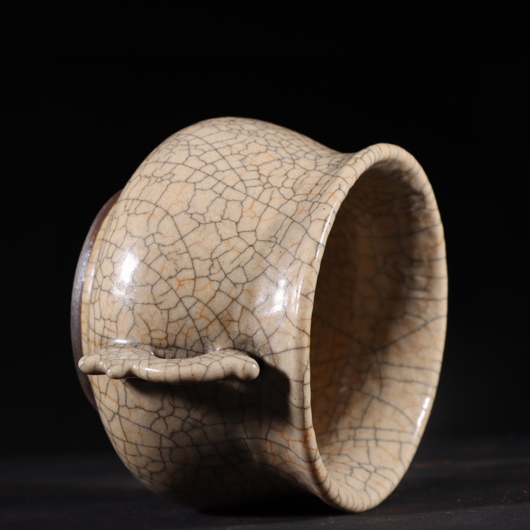 旧藏哥窑"养心殿"鱼耳炉 高8.6cm宽15.