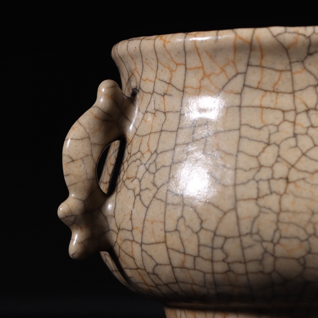 旧藏哥窑"养心殿"鱼耳炉 高8.6cm宽15.