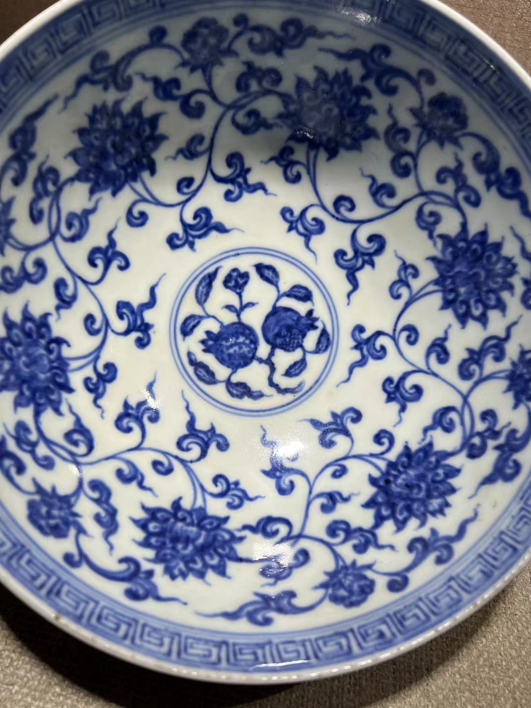 青花缠枝莲纹碗 高10.5口径21.5,全品完整